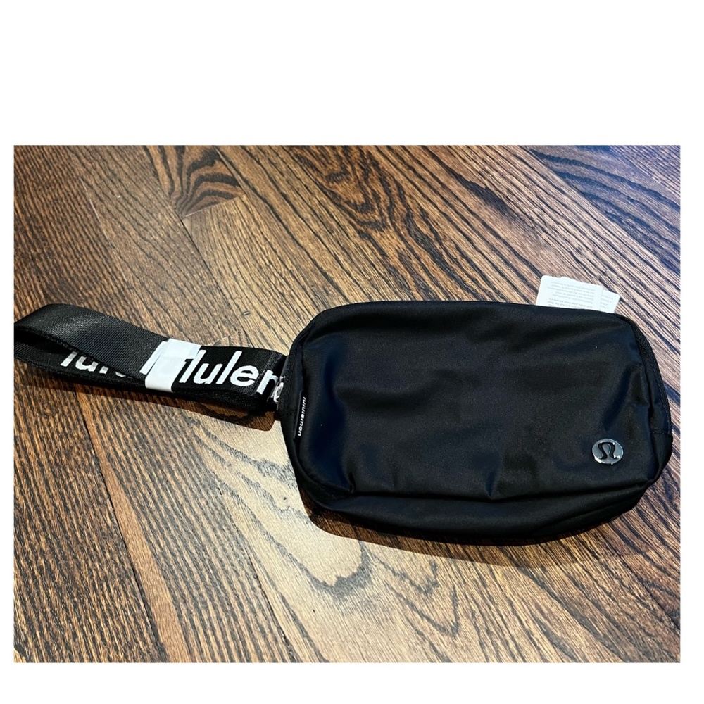 Lululemon Everywhere Belt Bag with Logo Strap